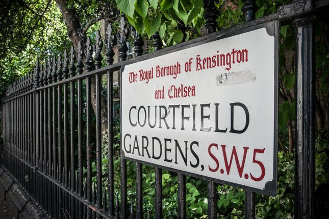 Flat for sale in Courtfield Gardens, London