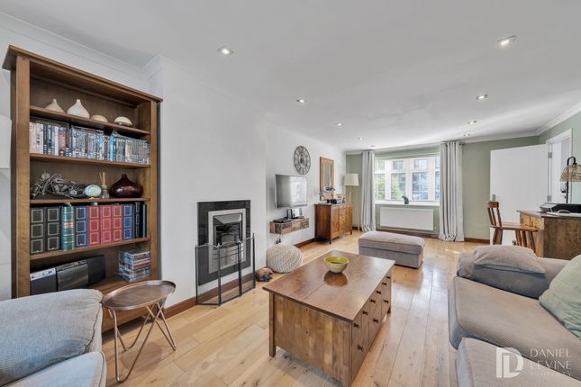 7, Orchard Close, Radlett photo 3
