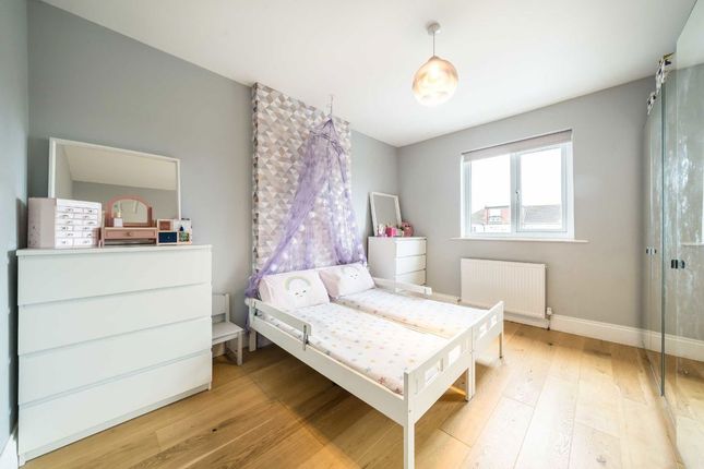 18, Eldertree Way, Mitcham photo 4