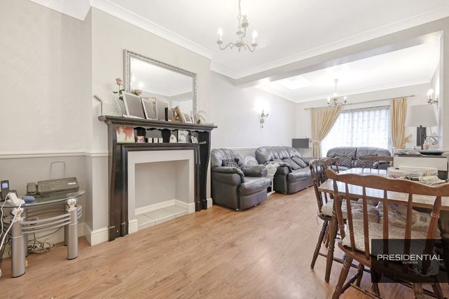 End terrace house for sale in Middleton Avenue, Chingford