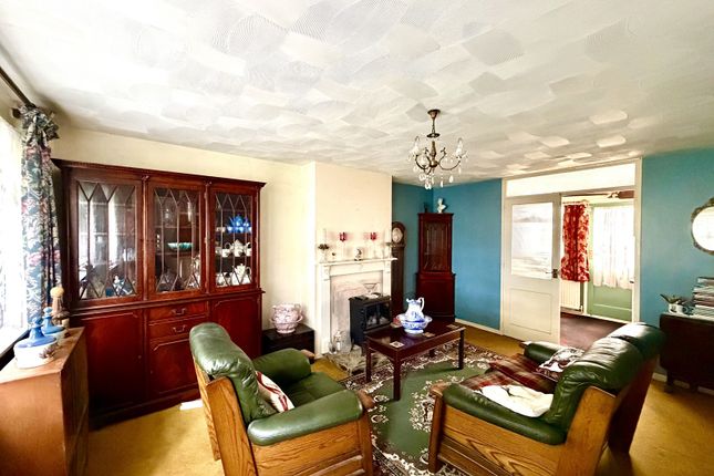 13, Cricketers Close, Chessington photo 2