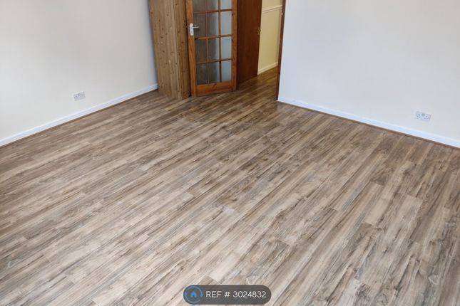 Navestock Crescent, Woodford photo 3