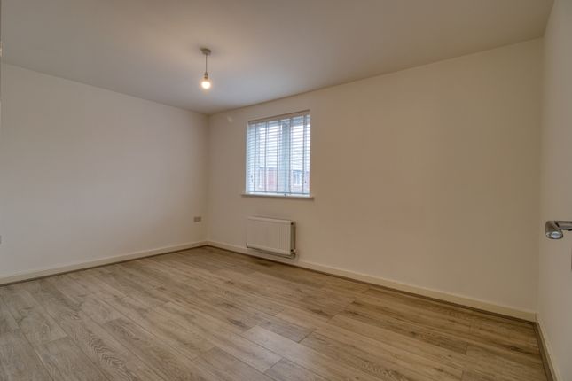 8, Lucknam Crescent, Swindon photo 4
