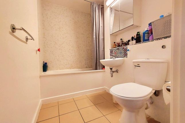 Flat to rent in Bath Road, Hounslow