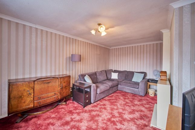 18, Newton Road, Stevenage photo 4