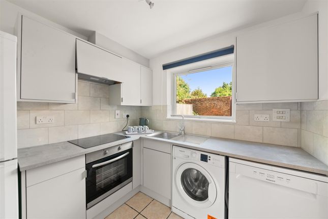 42, Little London Close, Uxbridge photo 2