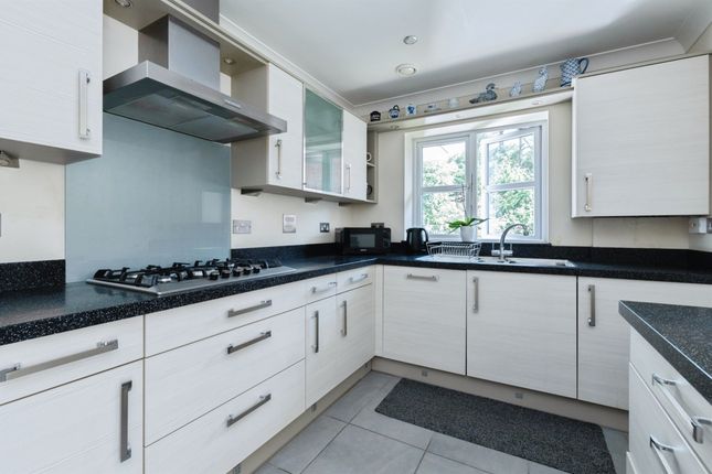 8, The Gables, 12-14, Manor Close, Ferndown photo 3