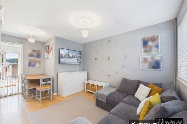 7 Studio Way, Borehamwood photo 2