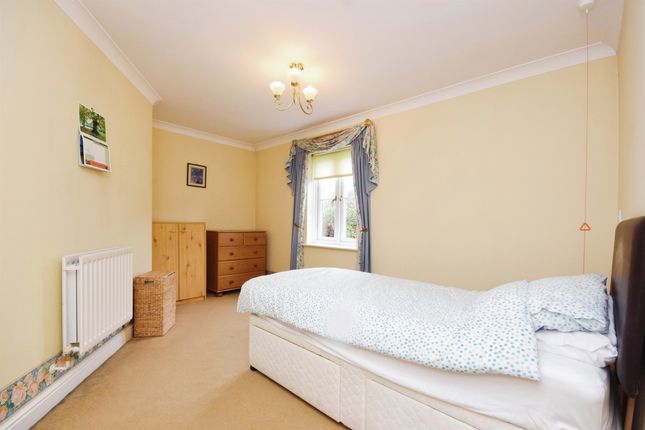 Flat for sale in Main Road, Gidea Park, Romford