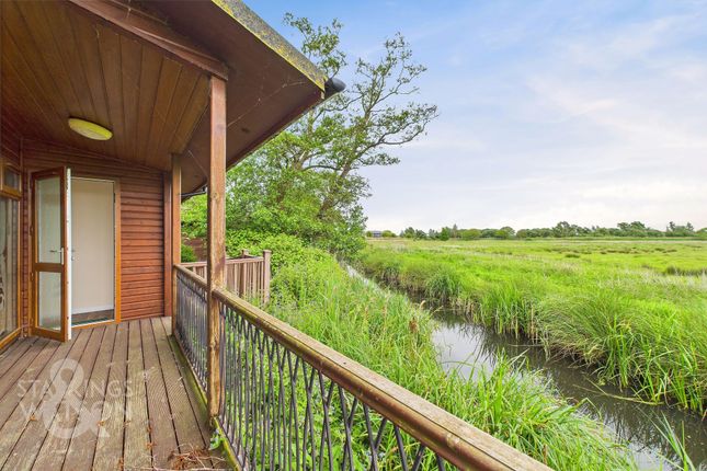 2-bed caravan on Woodlands, Staithe Road, Beccles, £110,000