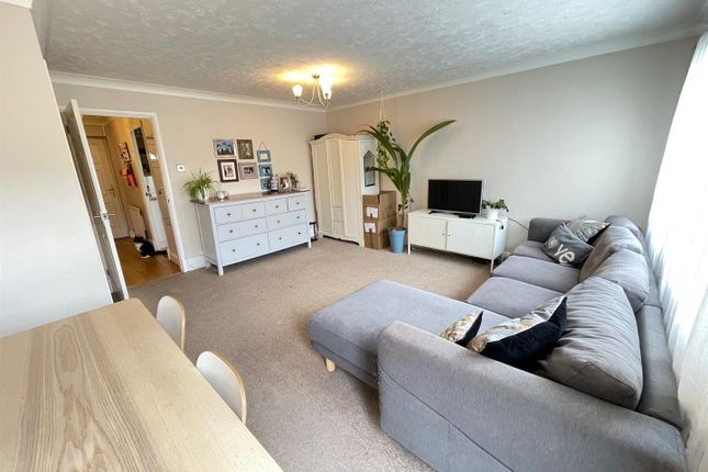 80, Willowhayne Drive, Walton-On-Thames photo 3