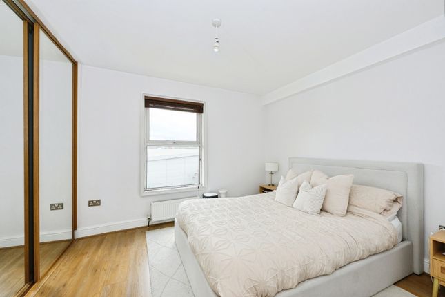 2-bed flat on 19B,, Garlands Road, Surrey, £270,000