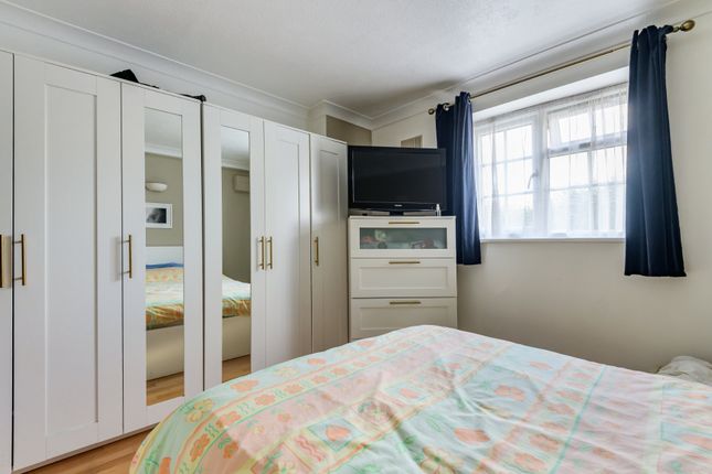 Flat for sale in New Haw, Surrey