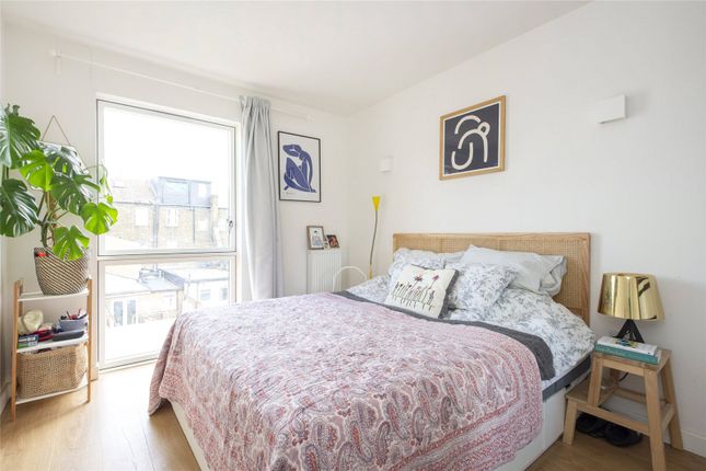 Thumbnail Flat for sale in Gainsford Road, Walthamstow, London