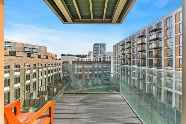 Flat to rent in Kelson House, Royal Wharf, London
