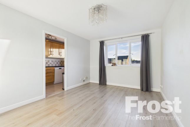 Redford Close, Feltham photo 4