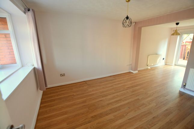 17, Chestnut Gardens, Manchester photo 4