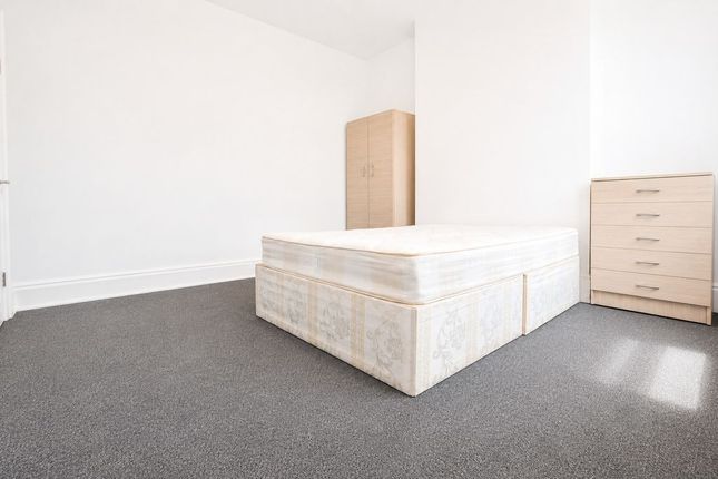 F.1.8, Latymer Road, London photo 4