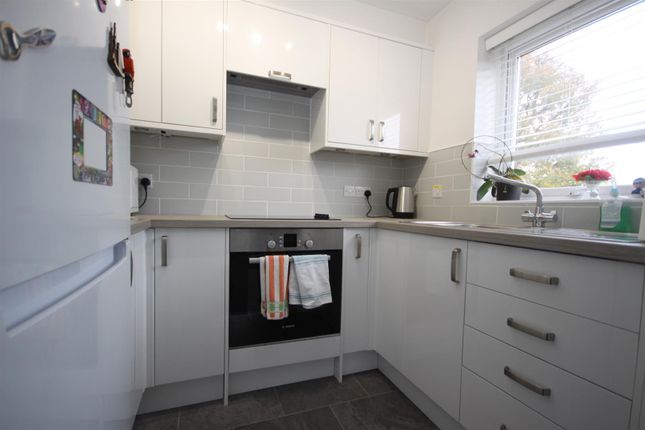 27 High Oaks House, High Oaks Close, Southampton photo 4