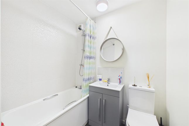 Flat 3, Henderson House, Dove Street South, Bristol photo 4