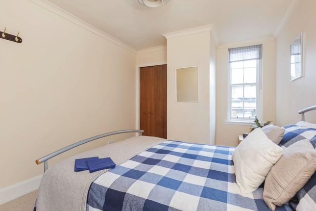 Flat to rent in 142 High Street, Edinburgh