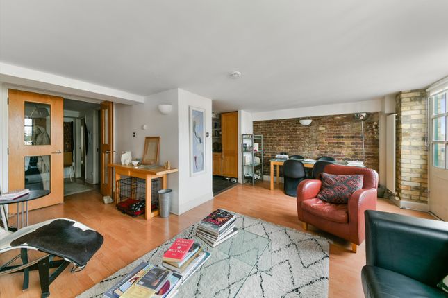 Flat to rent in Merchant Court, Wapping Wall, London