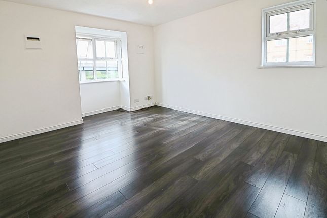 Flat 12, Rose Court,, Bluebell Way, Ilford photo 2