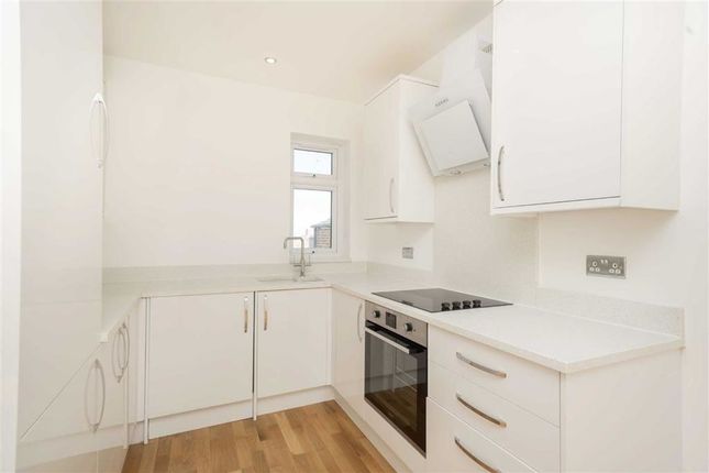 Flat to rent in Ommaney Road, London