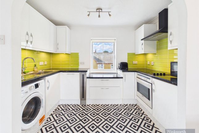 16, Lysander Gardens, Surbiton photo 2