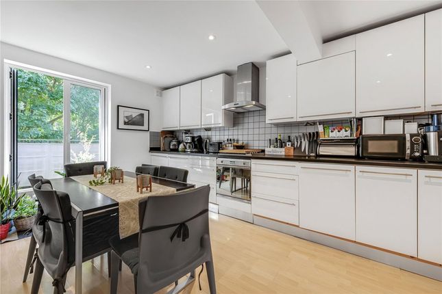 Flat B, 16, Wandsworth Bridge Road, London photo 2