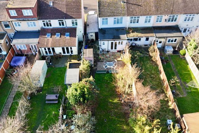 15, Geoffrey Avenue, Romford photo 4