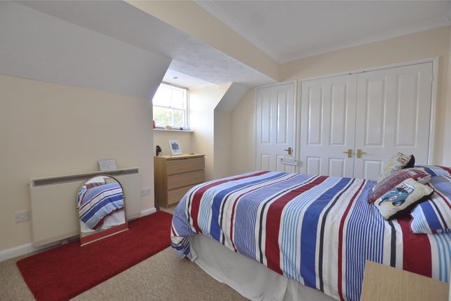 Flat 6, Block 15,, Pine Gardens, Horley photo 4