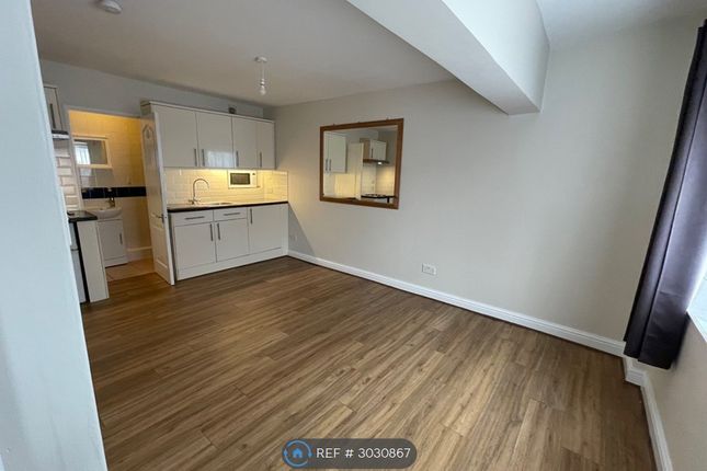 Studio Flat, Clonmel Road, Teddington photo 4