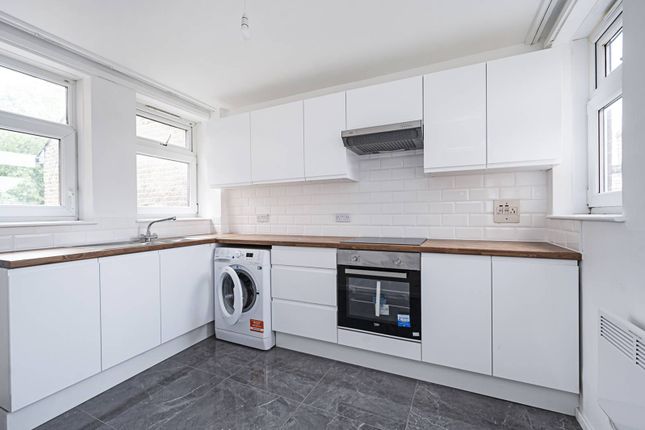 Flat for sale in Kenninghall Road, Clapton, London