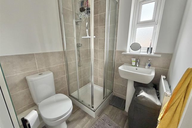 24, Shingle Way, Little Clacton photo 2