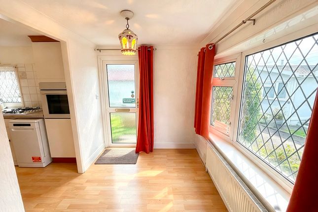 4 Layborne Avenue, Cummings Hall Lane, Romford photo 4