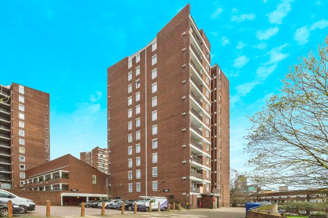 Thumbnail Flat for sale in Russett Way, London