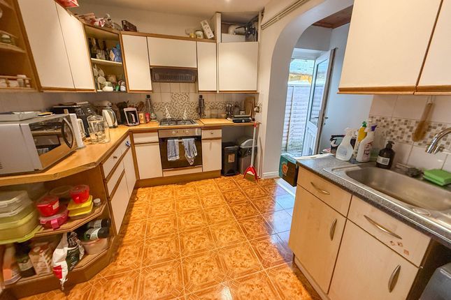10 Anglesey Road, Watford photo 3