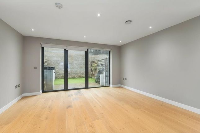 7, Peartree Way, London photo 4