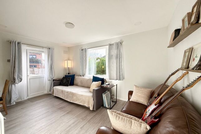 4, The Vale, Feltham photo 3