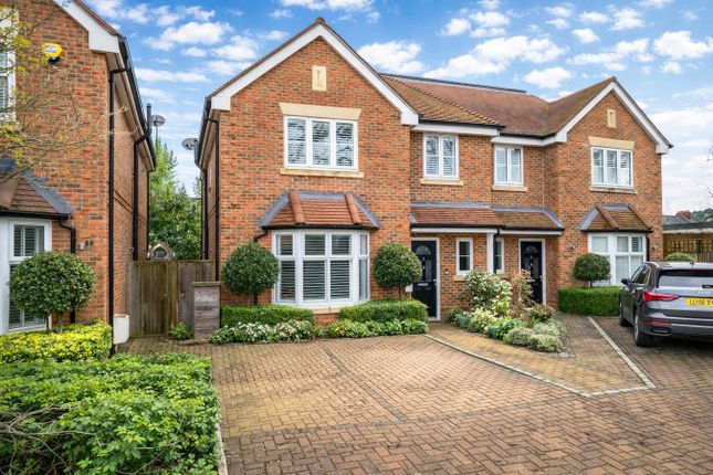 4-bed house on 10, Fox Grove, Walton-on-Thames, £750,000