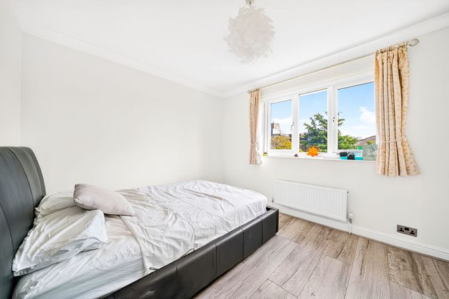23 Willows Court, 7 Sir Cyril Black Way, London photo 3