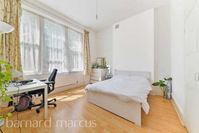 Flat for sale in Victoria Rise, London
