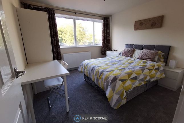 Handforth Lane, Halton Lodge, Runcorn photo 3