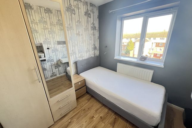 22, Gardner House, Feltham photo 4