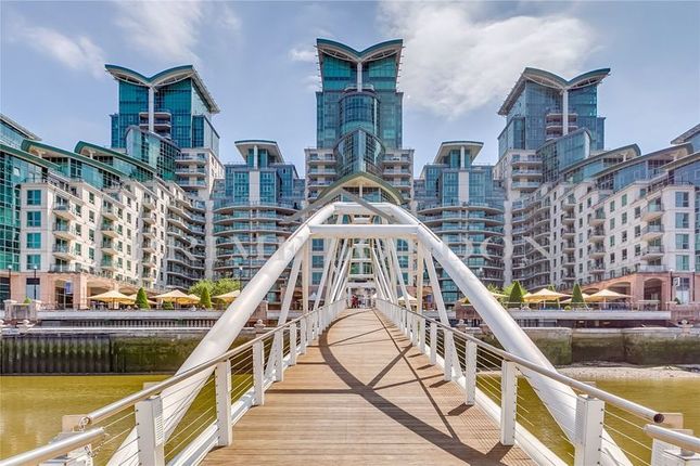 Thumbnail Flat for sale in St. George Wharf, London