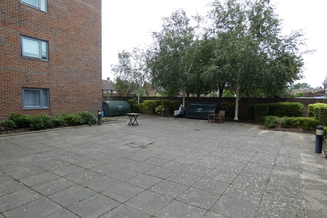 Flat 11 Edith Court, New Road, Feltham photo 2