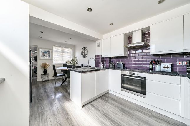 14, Goswell End Road, Harlington photo 4