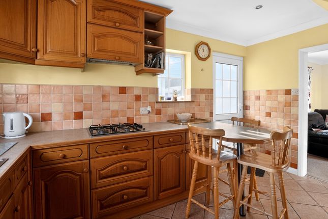 10, Pollards Oak Road, Oxted photo 3