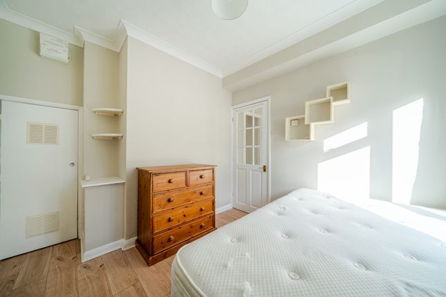 2 Riverview Mews, Addlestone Road, Addlestone photo 3
